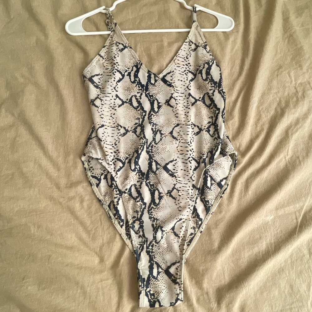 ! UO BATHING SUIT / BODY SUIT !